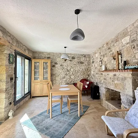 Hatchas Stone House Hébergement de vacances *